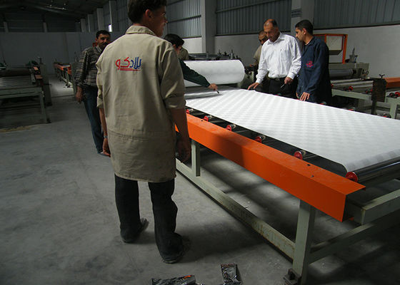 좋은 가격 Pvc 지프스 천장판을 위한 쌍면 완전 자동 라미네이션 기계 온라인으로