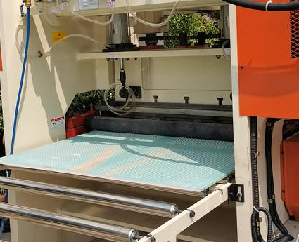 좋은 가격 컴퓨터 중앙 제어, 1220mm 퍼포레이션 너비, 다중 구멍 모양을 가진 고효율의 지프스 보드 퍼포레이션 기계 온라인으로